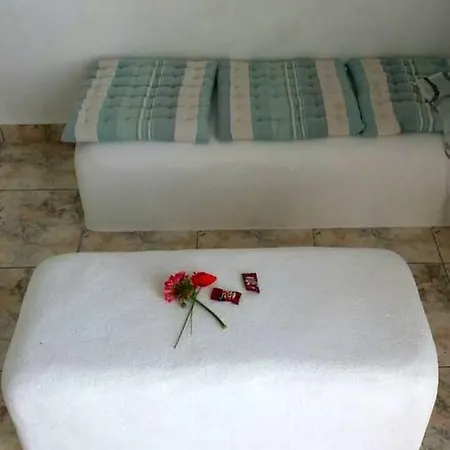 White 1 Apartment *
