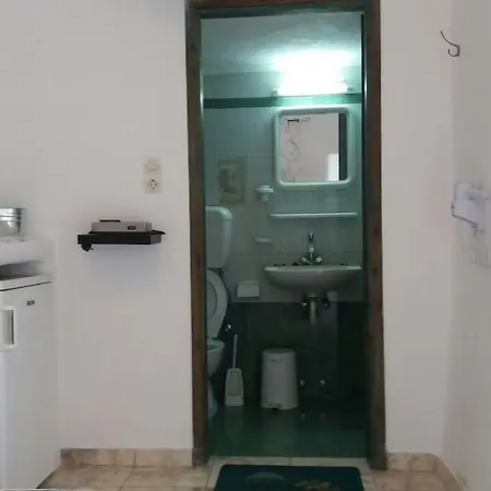 White 1 Apartment Komia